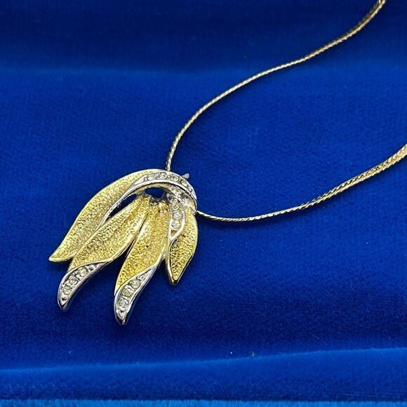 💛 Gold Plated Leaf & CZ Necklace - Picture 2 of 5